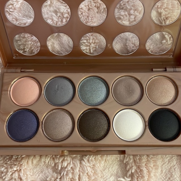 NYX | Stormy Skies Eyeshadow Pallette - Picture 7 of 7